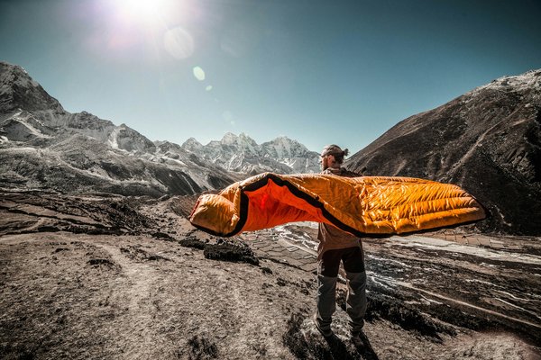 Comment choisir le bon sac de couchage pour des températures glaciales en camping pour les débutants ?